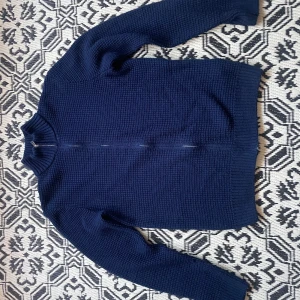 Helzip kofta  - Riktigt fin mörkblå helzip. Bra skick då den är varsamt använd