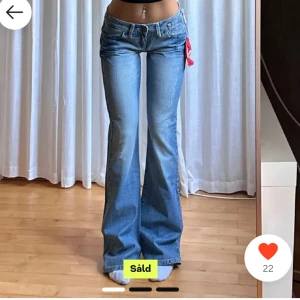 Lågmidjade bootcut jeans - Vintage jeans från Ventana med lapp kvar. Midja rakt över 36, innerben 87. Hon på bilden är 165 cm💞 Säljer för att de var för små på mig. 