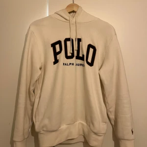 Ralph Lauren Hoodie  - En mycket snygg hoodie från Ralph Lauren som både är skön och stilren. Har bara använt den ett fåtal gånger vilket gör att den fortfarande är i nyskick. Jag köpte hoodin på NK för 2295kr för cirka 1 år sedan men har inte använt den så mycket eftersom den varit lite liten för mig. Vid frågor är det bara att höra av sig!