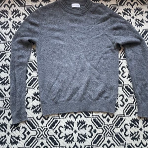 Grå stickad tröja från These Glory Days - Säljer en stilren grå stickad tröja från These Glory Days. Passar riktigt bra till ett par sköna jeans. Bra skick då den är varsamt använd