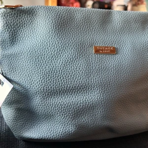 Lyxig necessär från Voyage by JJDK! - Fin lyxig och rymlig necessär av hög kvalitet från Voyage by JJDK. Mått: 20 x 25 cm. 