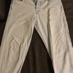 Ljusblå jeans från Jack & Jones - Säljer ett par ljusblå jeans från Jack & Jones. Använde dom rätt så ofta förut så man ser dom är använda men inget är trasigt.😃