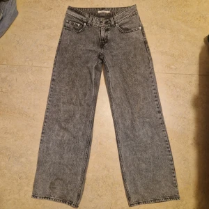 Grå jeans från Levis - Grå levis jeans som är passformen super-low straight/ baggy fit. Mått är: Midja=76-80cm, innerbenslängd=80cm, längd=104cm, midjehöjd=23cm. Använt ett fåtal gånger för att dem är för korta för mig, men är i nyskick. köptes för 799 nya. Pris kan diskuteras! Fråga om du vill ha fler bilder eller undrar något annat!