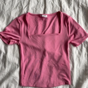 Rosa topp från Amisu - Säljer en söt rosa topp från Amisu med korta ärmar och fyrkantig halsringning. Perfekt för en avslappnad stil. Toppen är i ett mjukt och bekvämt material. Använd cirka 2-3 gånger bara💗