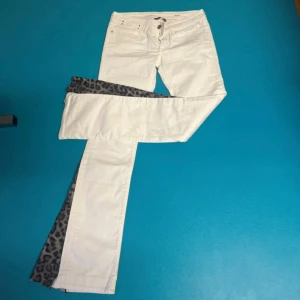 Lågmidjade bootcut jeans  - Snygga lågmidjade jeans me insytt leopard mönster från Replay, midjemått 37, o innerbenslängden 79, gren 18 ( jag har sytt in mönstret)