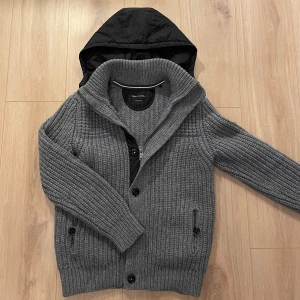 Stickad cardigan från Marc O’Polo - Säljer en Stickad cardigan från märket Marc O’Polo! Storlek M men sitter som S/M! Hör gärna av dig om du har frågor!