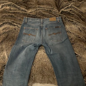 Rare färg nudie jeans - Säljer ett par riktigt snygga nudie jeans, gritty Jackson fit model. Storleken är w30 l32. Riktigt skön fit. 