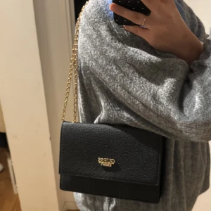 Guess väska - Inga fel och nästan helt ny 💞