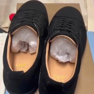 Christian louboutins - Svarta loubs, finns även med spikar och andra färger. Alla storlekar är tillgängliga. Box, och taggar ingår!