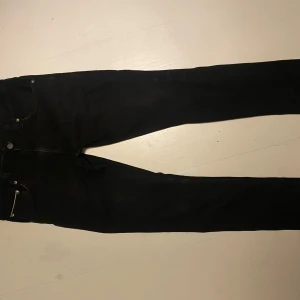 Svarta Nudie Jeans (Lean Dean) - Svarta Nudie jeans, modell lean dean i storlek 30/30. 