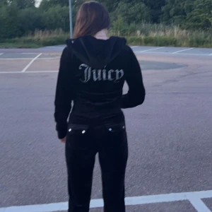 Set från Juicy Couture  - Knappt använd, tröjan är mer använd än byxorna! Separat är byxorna för 800 och tröjan för 500