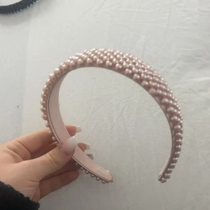 Rosa diadem med pärlor - Snyggt rosa diadem täckt med glittrande pärlor. Perfekt för att ge en elegant touch till din outfit, helt oanvänt🥰