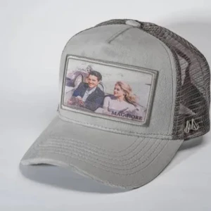 MAGGIORE - Snygg grå keps med nätpaneler och ett tryck framtill. Perfekt för en avslappnad stil. Märket är Maggiore.