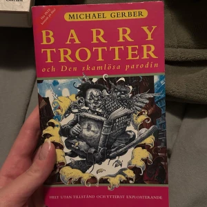Barry Trotter och Den skamlösa parodin - En humoristisk parodi på den populära trollkarlsserien, skriven av Michael Gerber. Boken har en färgglad omslagsdesign med en tecknad illustration av en trollkarl och en drake. Perfekt för den som gillar satir och humor.