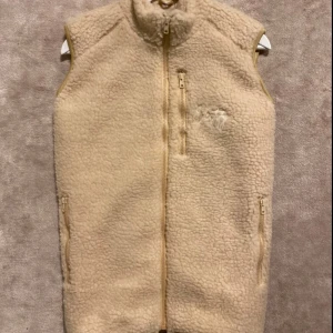 Ullväst - Detta är helt nya ullvästar ifrån märket Vestify. Västen är gjord på sherpa ull, är unisex och finns i storlekar XS-L. Hör av er för bilder, frågor eller funderingar!