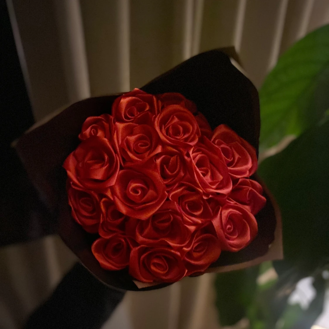 Bukett med röda rosor och nallebjörn - 93