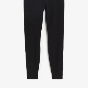 Svarta träningstights från H&M Move - Snygga och bekväma svarta träningstights från H&M Move. Tillverkade av 76% återvunnen polyester med DryMove™-teknologi för att hålla dig torr under träningen. De är högmidjade och fullängd, perfekta för alla träningspass.