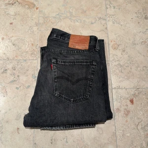Levi’s lot 501 jeans - Gråa Levi’s jeans i befintligt skick, storlek W32 L30. Säljes pga att de inte längre används.