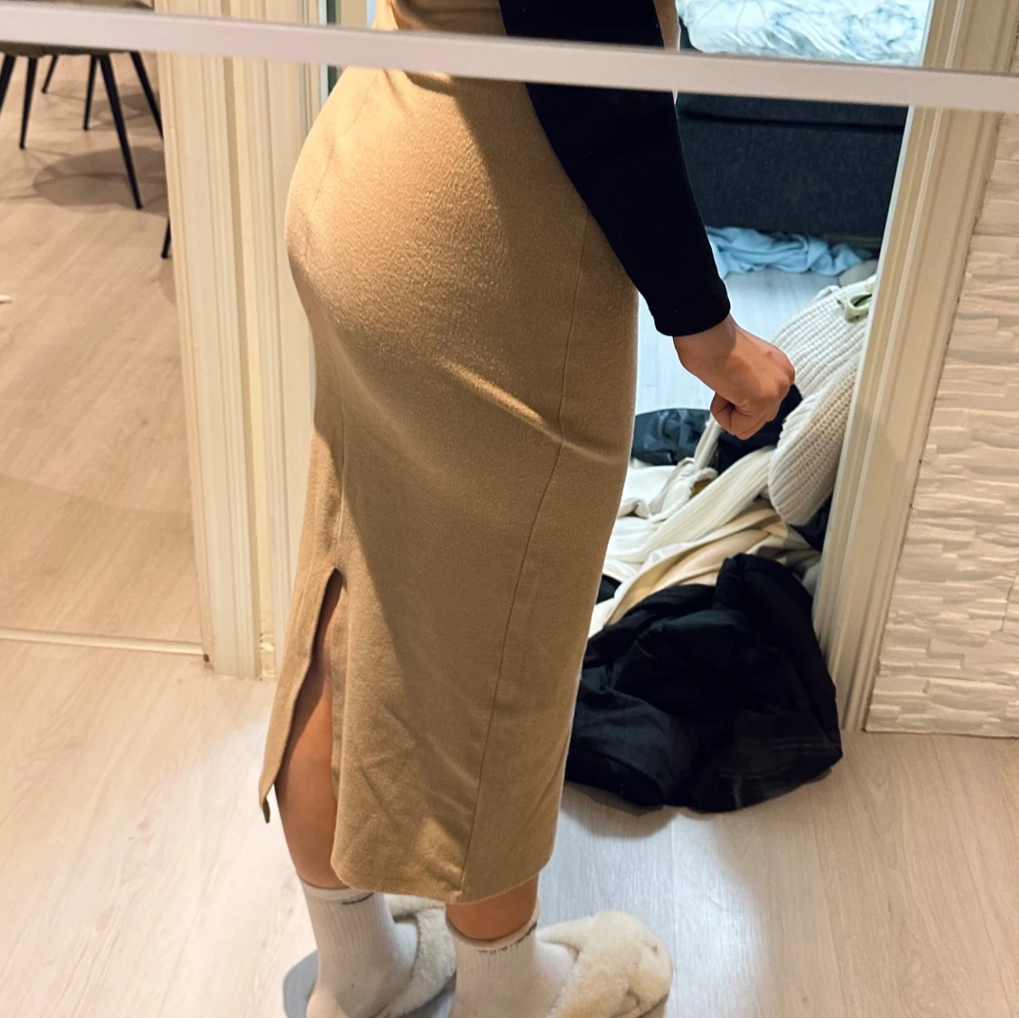 Beige kjol med slits