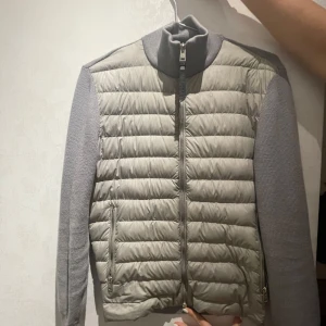 Grå Woolrich Cardigan  - Äkta. Sjukt snygg och stilren cardigan från märket Woolrich.                                                  Nypris: 5000                                                         Tröjan är liten i storlek.                                        Pris kan sjunka vid snabb affär.