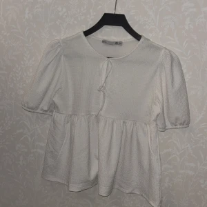 Lager 157 topp💗 - Den är ganska ny har använt den typ 3 gånger . Den är lite synlig . Passar för 11-14 år , 150-165 cm passar den typ till, (MÖTS går för mig oxå ifall