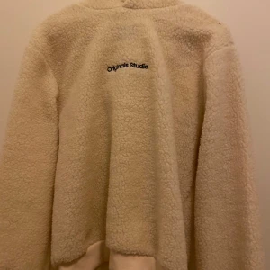 Beige teddyjacka från Jack & Jones - Helt orörd teddyjacka från Jack & Jones i storlek. Det passar mer som S , M och är inte riktigt XS. Perfekt för kyliga dagar med sin fluffiga och varma design. ( både höst och vinter.)
