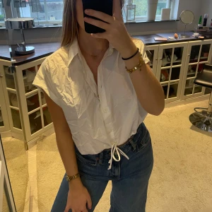 Vit kortärmad blus - Kortärmad vit skjorta med knytning i midjan. Storlek XS från zara❤️