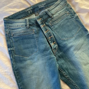 Jeans lindex - Highwaist flared jeans från Lindex med snygga fickor fram i strl 38, lite lite långa på mig som är ca 160cm💃