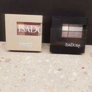 Ögonskuggspaletter från IsaDora - Två snygga ögonskuggspaletter från IsaDora. Den ena har en beige förpackning och den andra en svart. Perfekta för att skapa både vardags- och festlooker med sina fina nyanser. Paletterna innehåller fyra olika färger vardera, vilket ger dig möjlighet att experimentera med olika stilar. 75kr/st