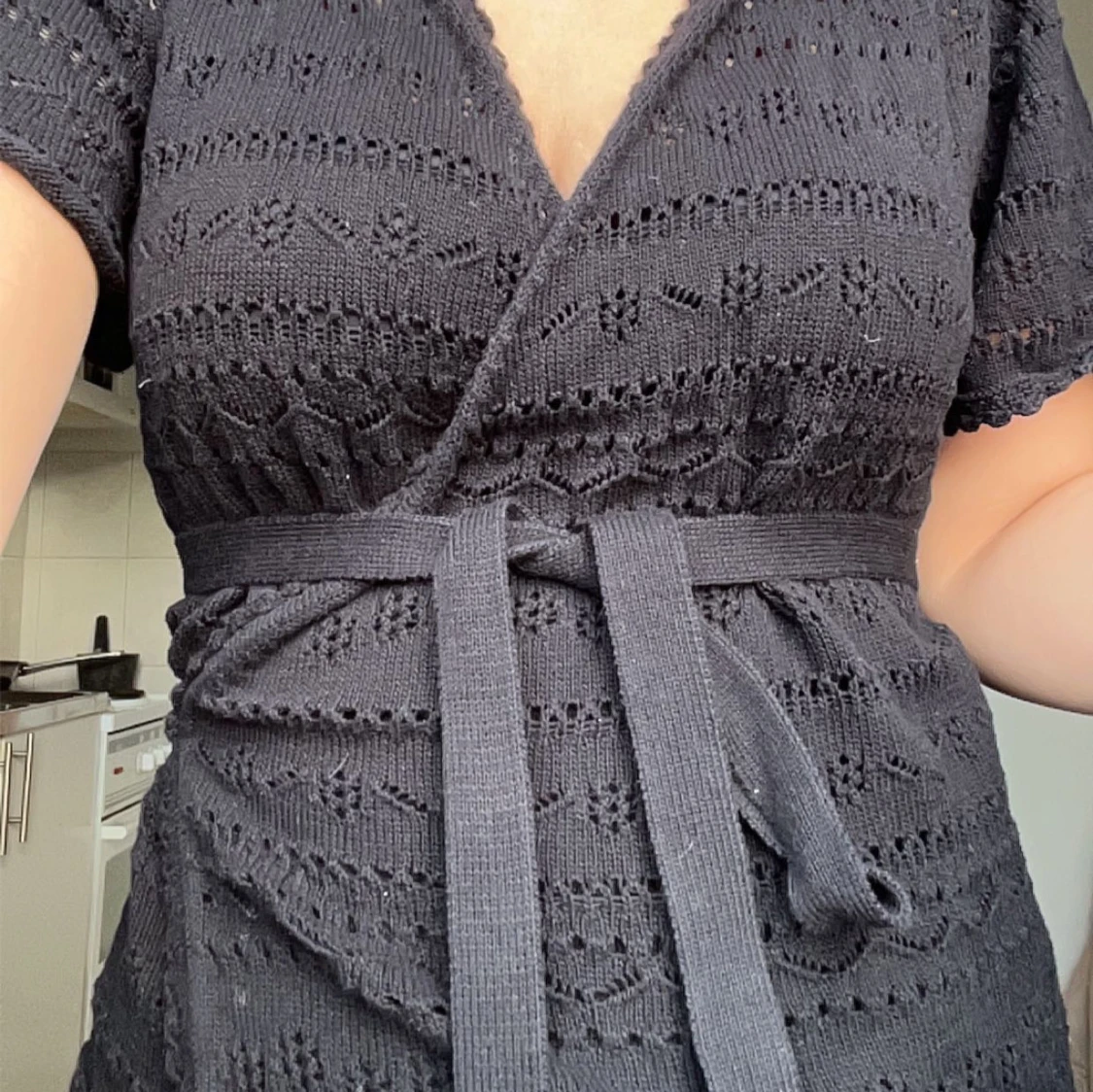 Svart omlottklänning med knytband