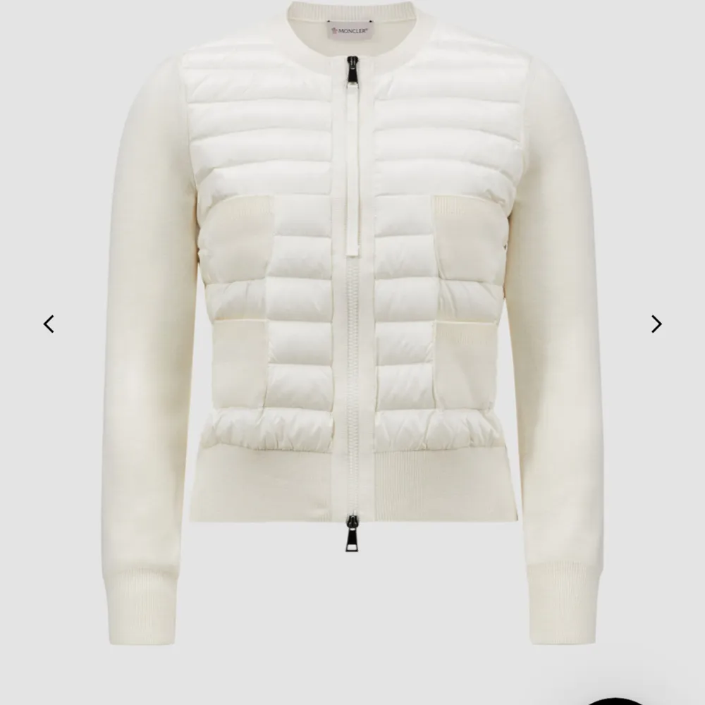 Säljer en superfin vit quiltad jacka från Moncler. Den har en dragkedja framtill och långa ärmar. Perfekt för höst och vår när du vill hålla stilen men ändå vara varm. Jackan är i mycket bra skick och passar till både vardag och fest. 🧥✨vid snabb affär kan gå ner i pris!. Jackor.