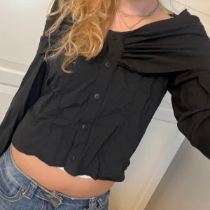 Mörkblå offshoulder blus - Sååå snygg och unik blus med knappar💙💙