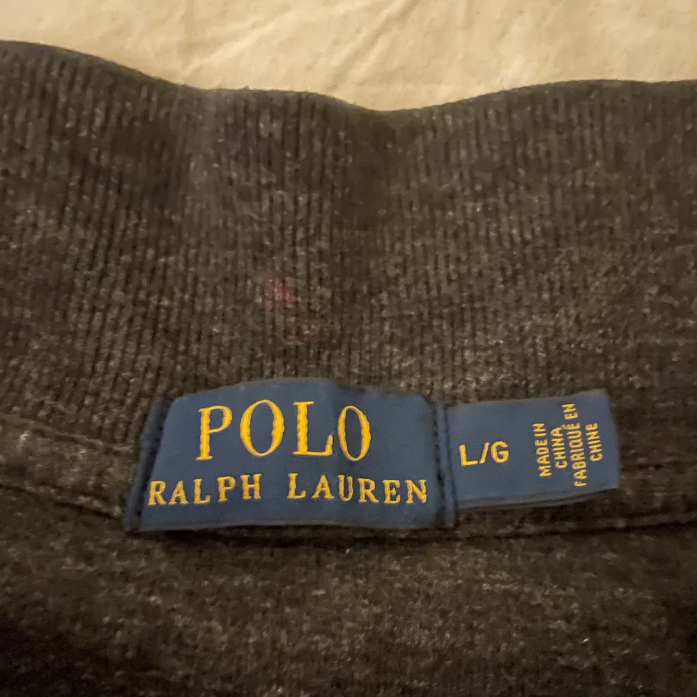 Tjena! Säljer en riktig snygg vintage Ralph Lauren half zip som passar perfekt till vintern. Den är i mycket bra skick förutom en liten fläck i kragen som inte syns när man har på sig den (se bild 3). Jag är 187 och skulle säga att den är lite kort i längden för mig.. Tröjor & Koftor.