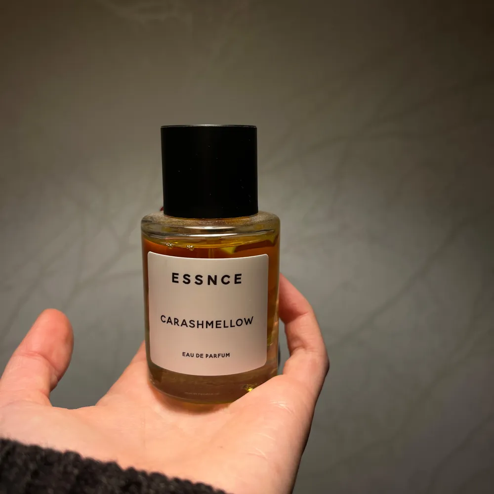 Säljer en flaska Carashmellow Eau de Parfum från Essnce. Anäny 2-3 gånger inte riktigt min stil av perfym  så jag säljer den vidare till någon som skulle uppskattat den mer! . Parfym.