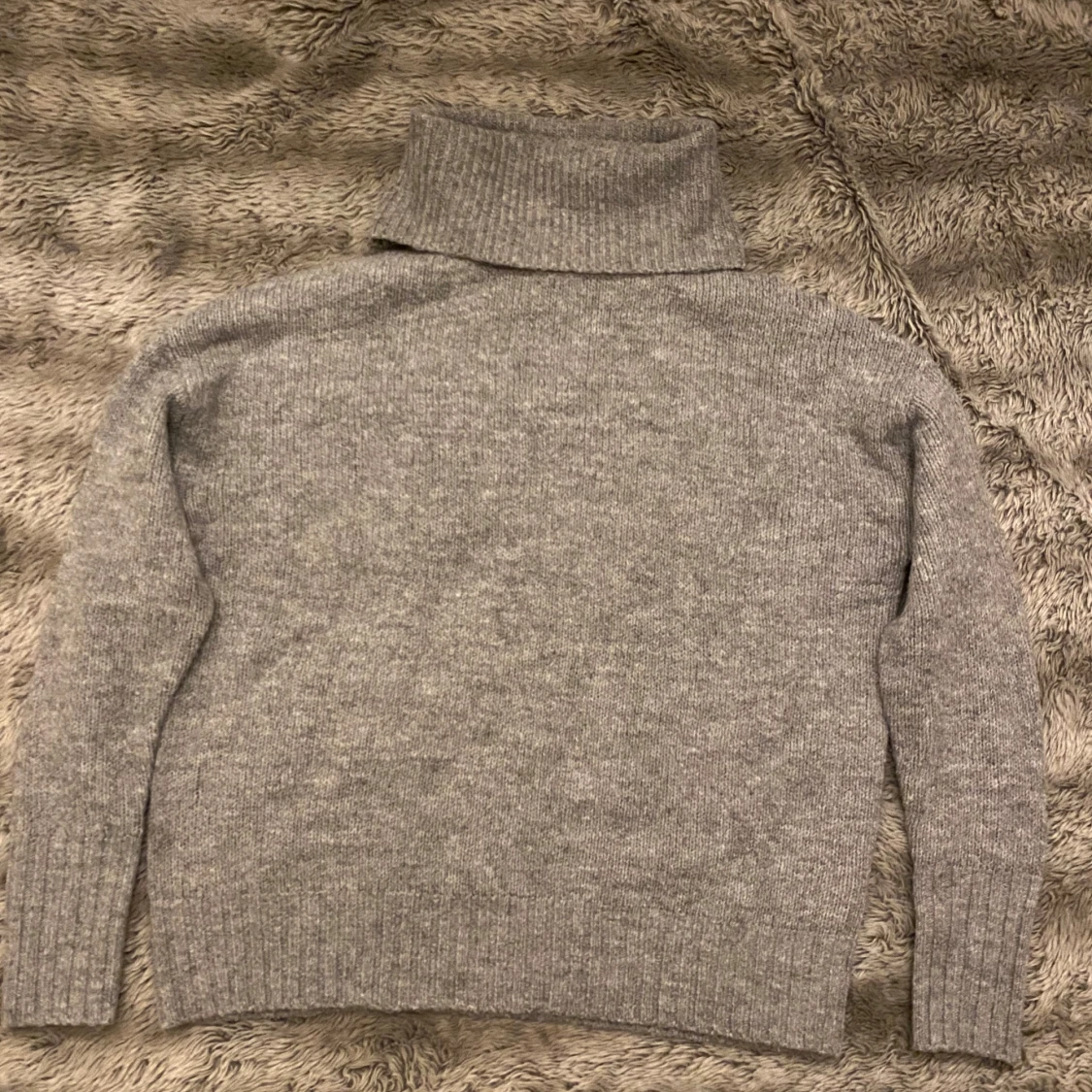 Grå stickad polotröja