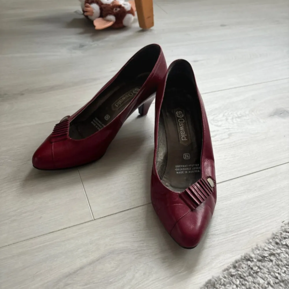 Snygga vinröda pumps från Oswald i skinn. De har en elegant spetsig tå och en liten klack som ger en klassisk look. Perfekta för både vardag och fest. Tillverkade i Österrike med hög kvalitet. Tyvärr för stora för mig vilket är varför jag väljer att sälja dem🥰. Skor.