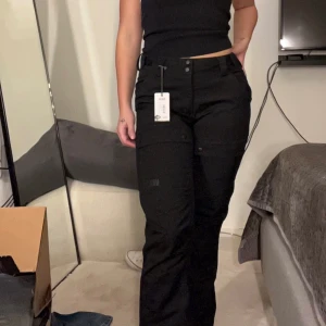 Urberg vandrarbyxor  - Urberg Fiksdal hiking pants. Fina , figursydda byxor men hög kvalitet. Sitter otroligt och är väldigt sköna. Dessa finns inte kvar att köpa längre. Nypris var ca 800 kr 