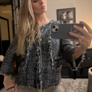 Superfin Tory Burch kofta - Denna superfina och söta Tory Burch jacka, kan används som en typ av kofta, blazer, detalj!!💙🪽 Supersnygga guldknappar och detaljer. Tyget är superfint och inga defekter alls. Knappt använd. Strl: 12 (S/M)!! Nypris är ≈ 1500 men öppen för bud!💙