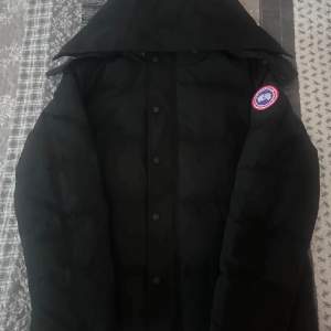 En canada goose jacka använd 3 gånger helt som ny alla tillbehör finns med fick den i present i födelsedag då kvittot inte finns men allt annat finns pris kan diskuteras