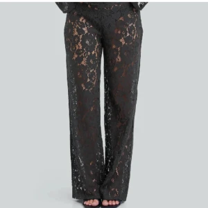 Spetsbyxor BikBok - Snygga spetsbyxor från BikBok i storlek M. Använda ett fåtal gånger. Nypris 499 kr.