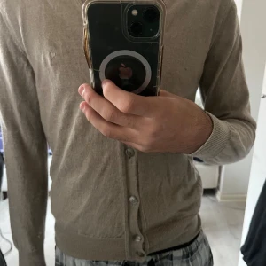 Rodrigo cardigan, merino ull - Säljer nu denna snygga merino ull cardigan ifrån rodrigo, väldigt många som har frågat om det är ralph lauren pågrund av de märke på 3:e bilden. Sjuk snygg och fräsch. Kan gå ner i pris