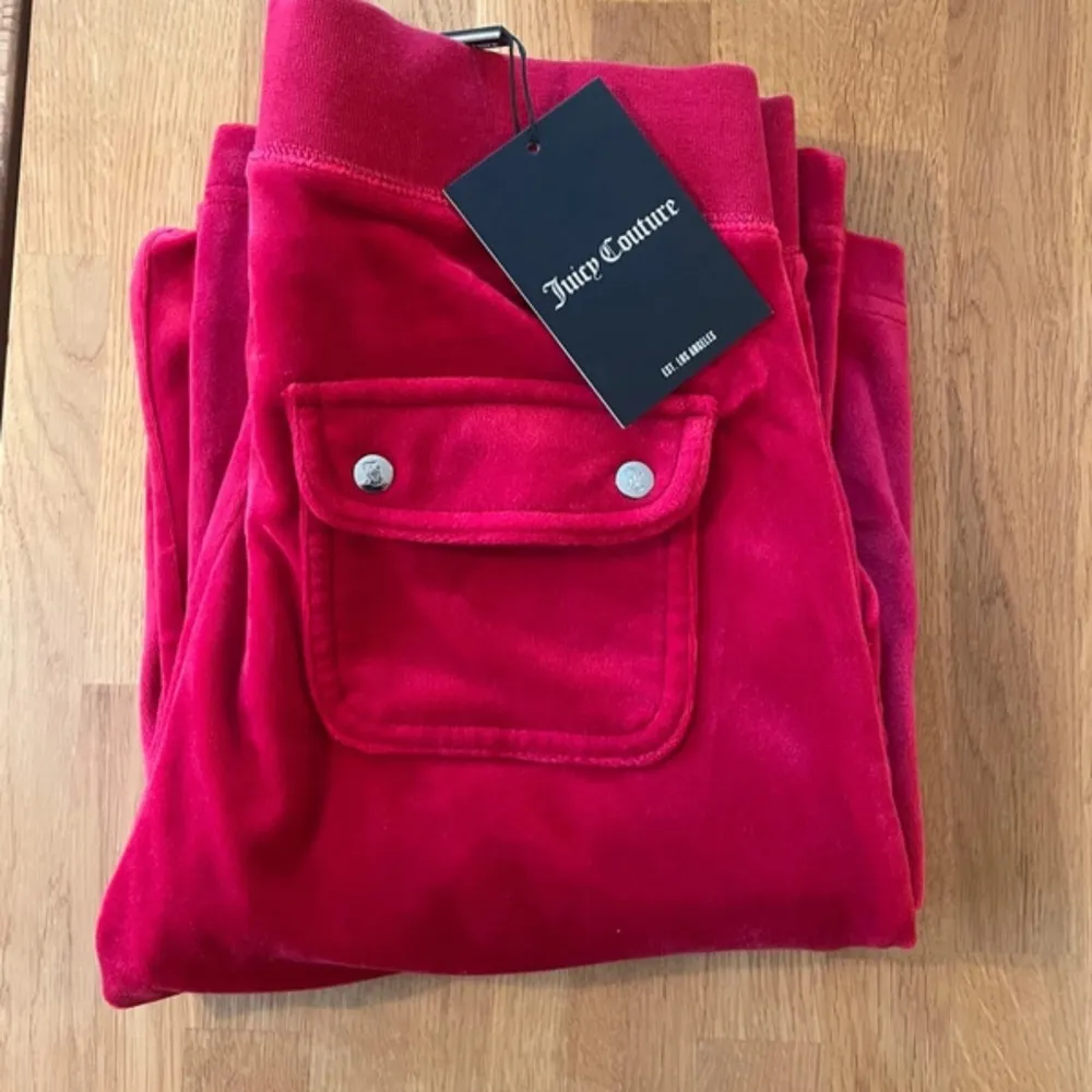 Del ray pocket pant i färgen red. Storlek small. Aldrig använda, lappen sitter kvar!🥰. Jeans & Byxor.