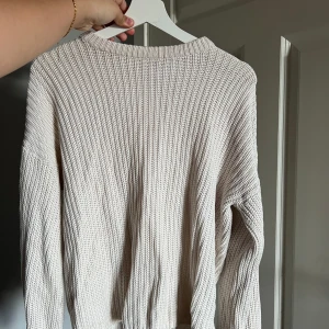 Beige stickad tröja - Säljer en  beige stickad tröja från NA-KD i storlek S