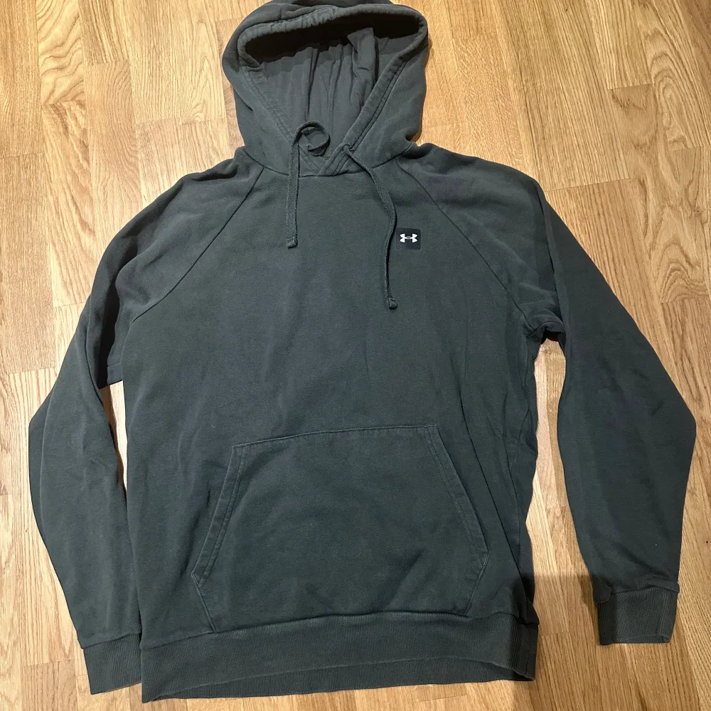 Grey to green used hoodie from Under Armour size medium. Hoodies.