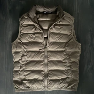 Väst - Denna mörkgröna väst är fräsch som fan och är perfekt till lite halvkalla dagar nu under vintern. Skicket är verkligen 10/10 för det finns noll tecken på användning. Den passar både S och M så det är väldigt bra. Priset är inte hugget i sten hör gärna av er vid frågor🔥