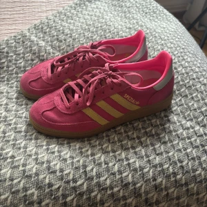 Adidas Spezial - Säljer mina Adidas Spezial skor, använd några få gånger i höst. Inga slitningar😊