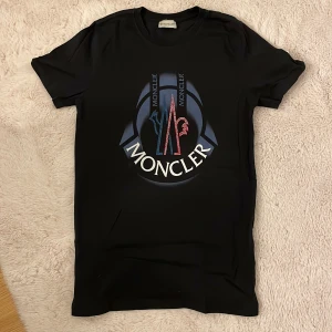 Svart t-shirt - Snygg svart t-shirt från Moncler (Inte original) storlek S, bra skick