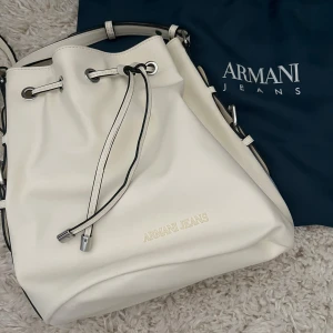 Armani jeans bucketbag - Jättesnygg Armani jeans bucketbag. Hyfsat stor dock rymms det ej en laptopp i! 