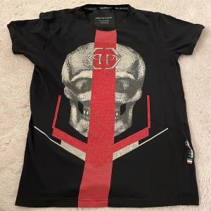 Svart t-shirt  - Står L på tröjan men kan passa som S