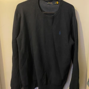 Ralph Lauren tröja - En snygg Ralph lauren tröja Storlek M men passar dig som är 175-185, killen på bilden är 177. Nypris är 2000